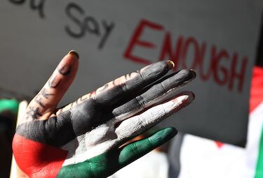 Dos activistas extremeñas inician una huelga de hambre por Gaza frente a la Asamblea 