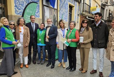 AECC instala en las calles de Cáceres una veintena de mesas para impulsar la investigación