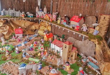 Mujeres de Casas de Miravete tejen un portal de belén de ganchillo