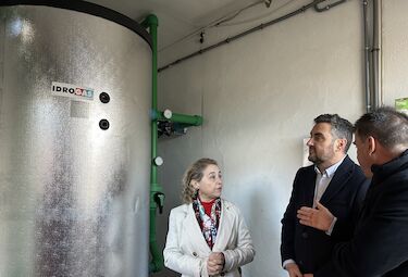 Vaquera anima a los alcaldes a solicitar ayudas de eficiencia energética para los colegios