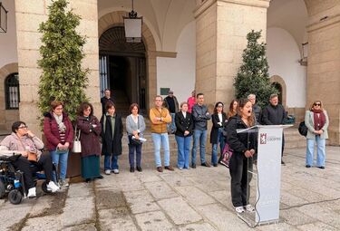 En Cáceres, minuto de silencio en recuerdo de mujeres víctimas de la violencia machista