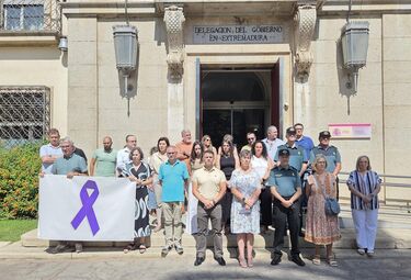 Minuto de silencio por últimas víctimas de violencia de género ante la Delegación Gobierno