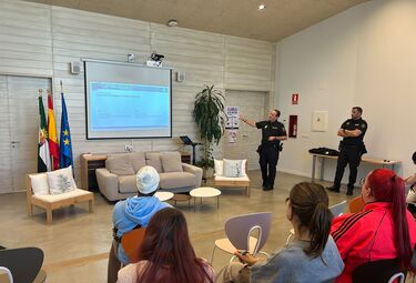 Policía acerca app móvil AlertCops a profesionales y víctimas violencia género en Badajoz