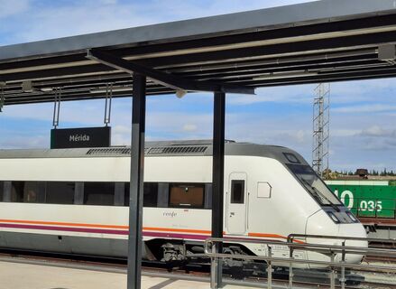 Renfe detecta pequeas marcas en ruedas trenes que prestan servicio MadridExtremadura