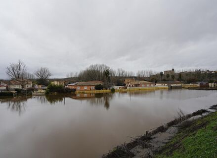 Vecinos desalojados de La Isleta de Coria acuden a viviendas a recoger efectos personales