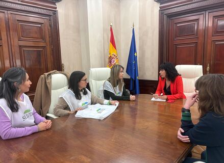 Mujeres por Almaraz trasladan a Ministra Igualdad la necesidad de prolongar vida de CN