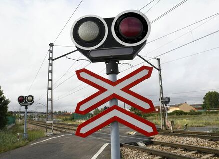 Adif mejorar la proteccin de cinco pasos a nivel en la provincia de Badajoz