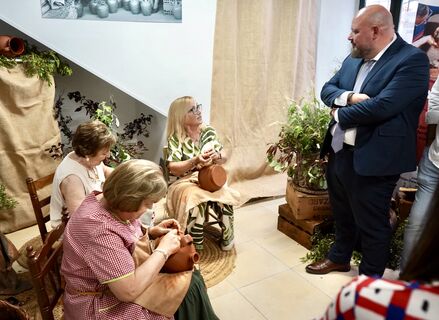 Naharro resalta importancia del relevo generacional en Feria de Alfarera de Salvatierra