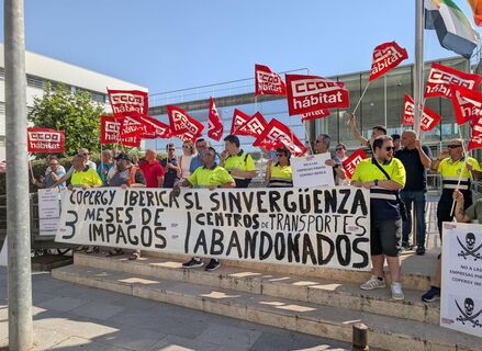CCOO se concentra para reclamar una solucin al impago de nminas en centros de transporte