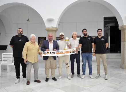 Vtaly La Mar BCB ofrece a la Asamblea la Copa de Campen tras ascenso a Segunda FEB