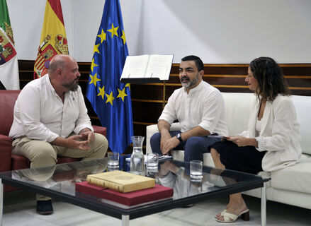Naharro recibe a representantes de USO Extremadura para tratar vas de colaboracin 