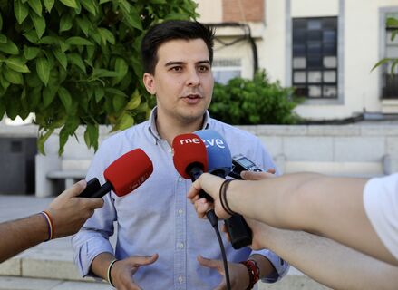 PSOE reclama a Guardiola que defienda a 3000 jvenes extremeos que estudian en Madrid