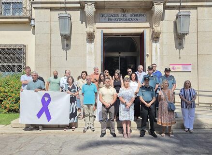 Minuto de silencio por ltimas vctimas de violencia de gnero ante la Delegacin Gobierno