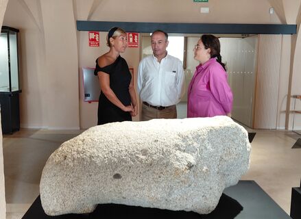 El Museo de Cceres expone el verraco geminado recuperado en el embalse de Valdecaas
