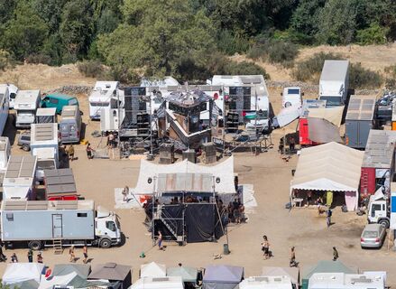 Asistentes a fiesta ilegal de La Granja comienzan a abandonar paraje de forma escalonada