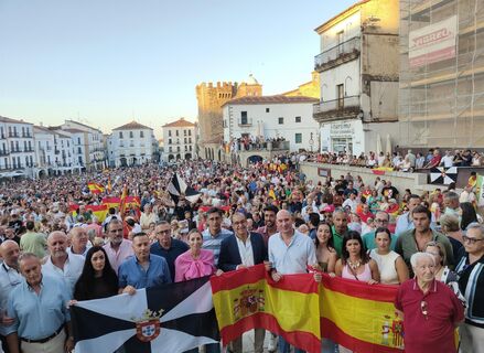 Guardiola muestra su apoyo a Ceuta en una concentracin multitudinaria en Cceres