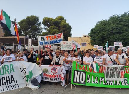 Un centenar de personas reivindican frente al Teatro Romano de Mrida la sanidad publica 