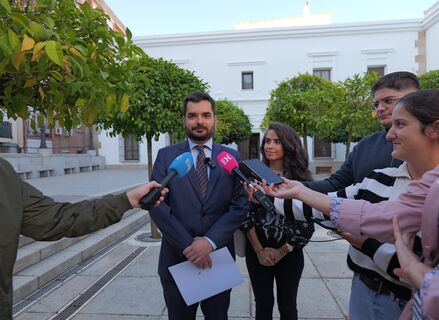 Junta replica a Rega que Extremadura cuenta con 14 plazas reales para acoger a MENAs