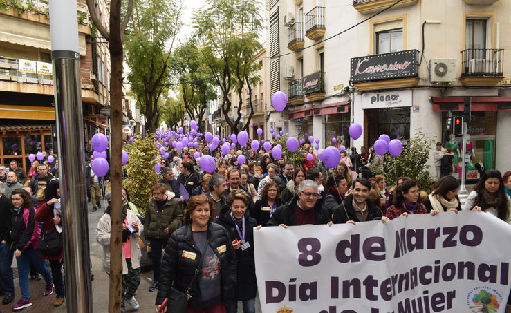 En Extremadura miles de personas recorren las calles en defensa de la igualdad