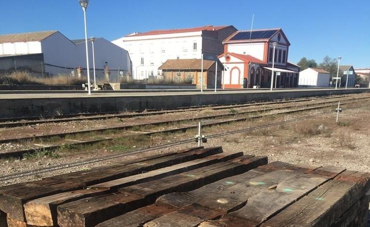 Critican inversiones en AVE a Extremadura mientras haya traviesas de madera podridas