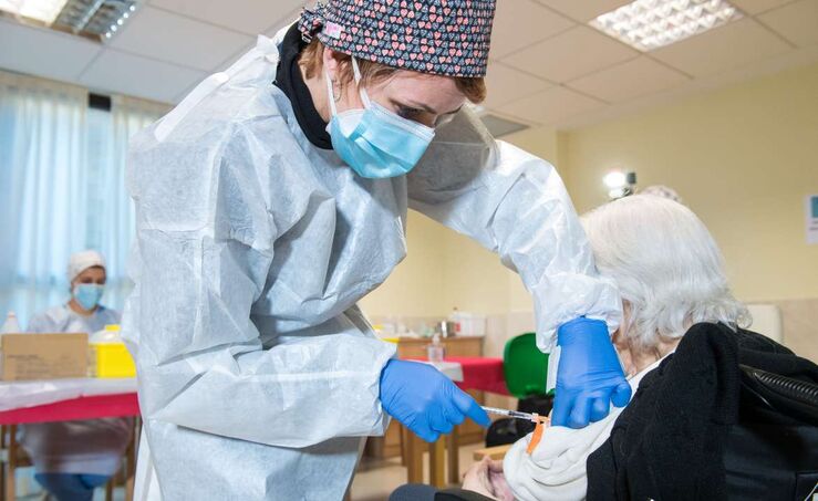 Ms de 70600 personas ya han recibido la pauta completa de la vacuna en Extremadura