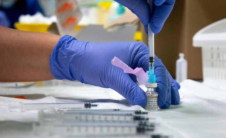 11 Centros Salud extremeos abren en la tarde para vacunar sin cita contra gripe y Covid