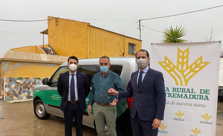 Caja Rural de Extremadura dona un vehculo a la asociacin Apatyrs