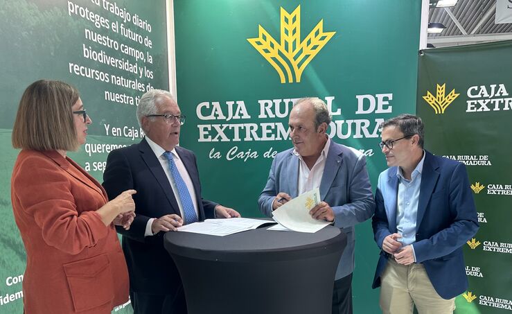 Caja Rural de Extremadura renueva su colaboracin con el Saln Ovino de Castuera