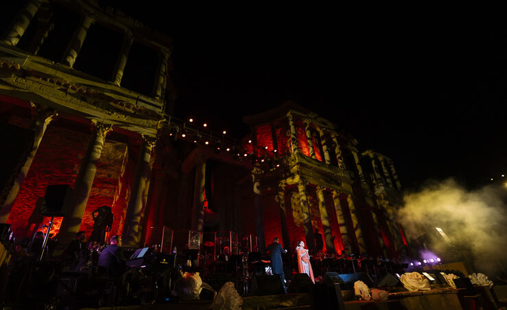 Isabel Pantoja diosa romana en la primera noche del STONE  MUSIC Festival