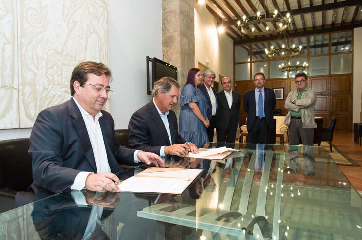 Junta y Acciona firman un protocolo para que Extremadura sea referente mundial en biomasa
