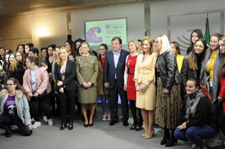 Extremadura invita a acabar con las desigualdades que separan a hombres y mujeres