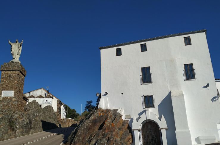 El Santuario de la Virgen de la Montaña de Cáceres se somete a labores de mantenimiento