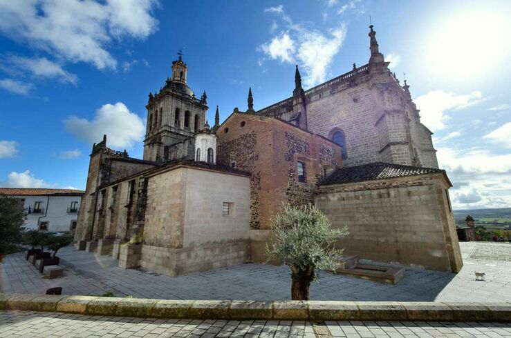 Recaudación V Festival Benéfico Chaquetía en Coria irá destinada a Asociación Oncológica