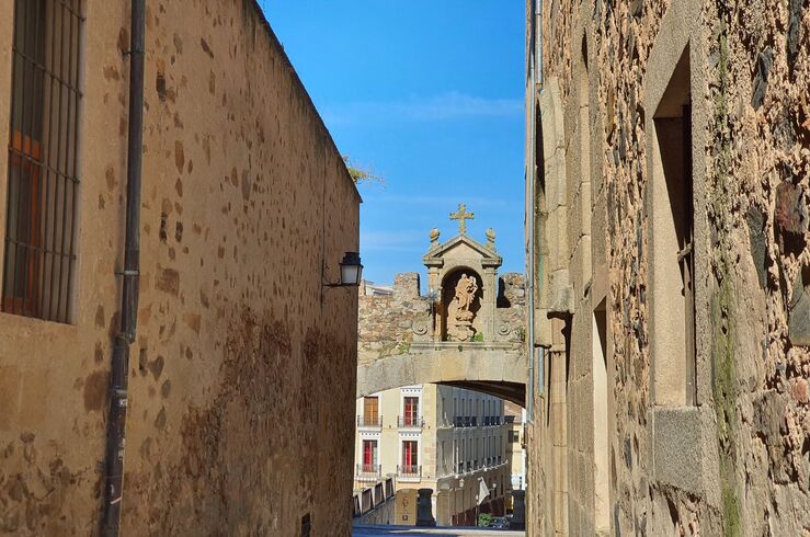 Obras en la muralla de Cáceres restringen tráfico rodado y peatonal en Arco de la Estrella