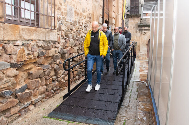 La Diputación de Cáceres estrena una rampa de accesibilidad en la feria Monacal de dulces