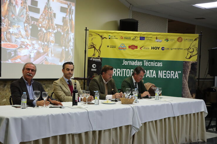 D.O. ‘Dehesa de Extremadura’, ‘Jabugo’ y ‘Los Pedroches’ en jornada El cerdo en la dehesa