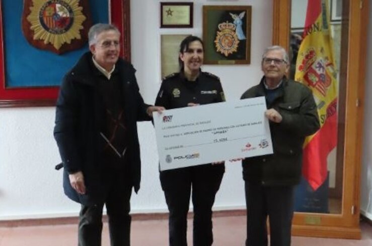 Policía Nacional entrega más de 15.000 euros a Apnaba recaudado en Carrera Ruta 091