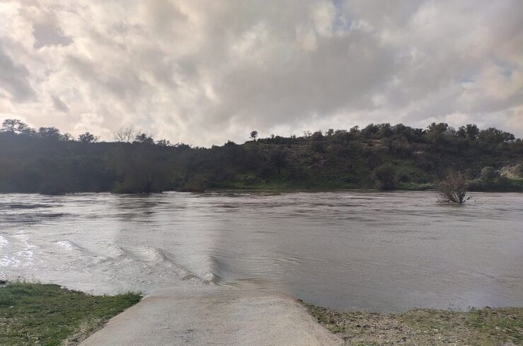 Vecinos de Cuartos del Baño en Cáceres permanecen incomunicados por la crecida del río