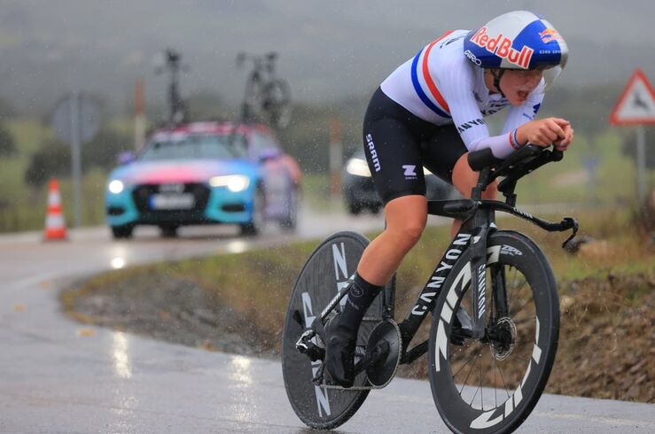 Zoe Bäckstedt, líder de la Vuelta a Extremadura femenina tras imponerse en crono inaugural