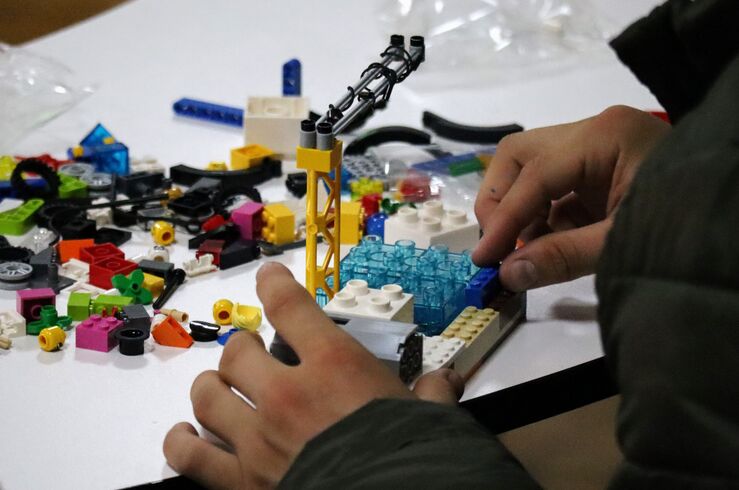 Alumnos CEIP Lope de Vega de Badajoz y del Grado de Primaria comparten robótica educativa 