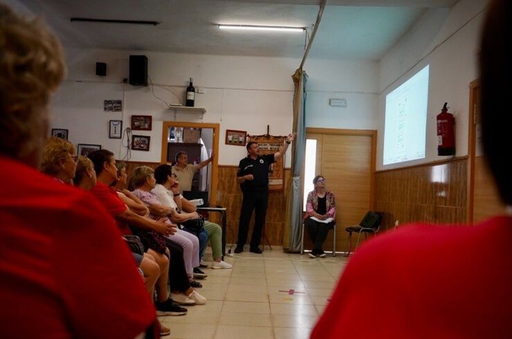 Charlas sobre bienestar animal para diferentes colectivos de Badajoz