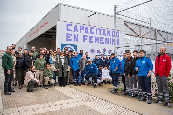 Alumnos Escuela 'Barraeca V' de Mérida elaboran un mural en homenaje a las mujeres