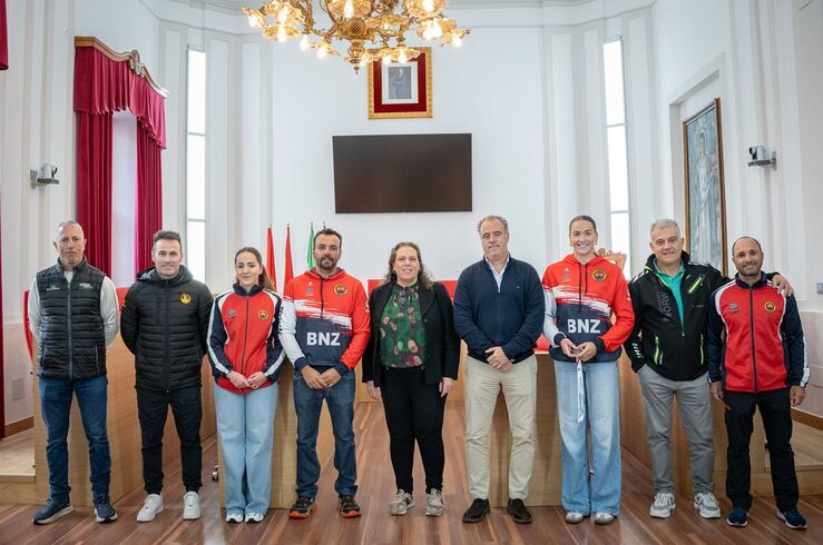 Miembros del Club Iuxtanam de Piragüismo visitan el Ayuntamiento de Mérida 