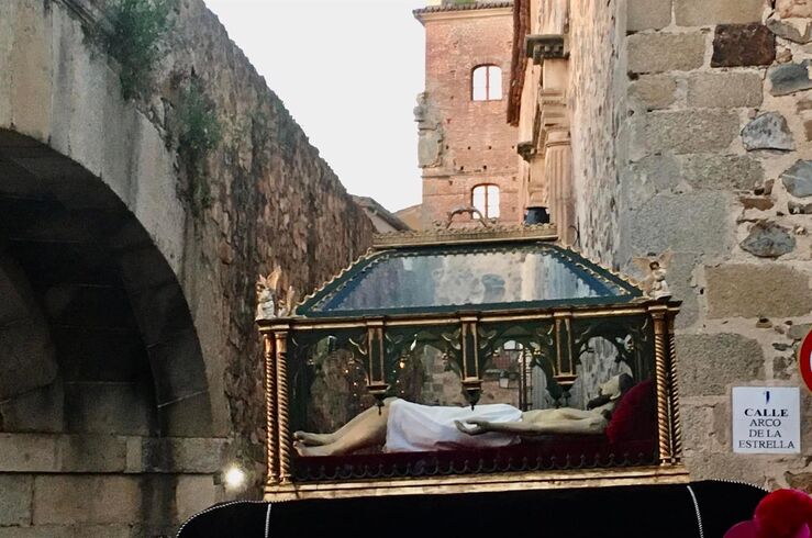 Jesús de la Expiración, Estudiantes y el Santo Entierro salen en el Viernes Santo cacereño