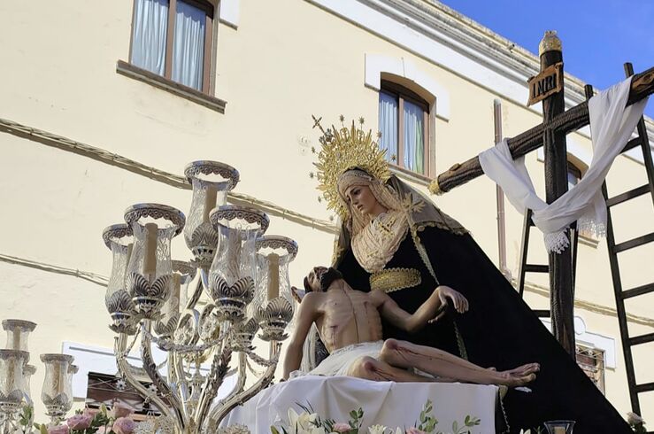 Las Angustias, la Esperanza y el Santo Entierro embellecen el Viernes Santo emeritense