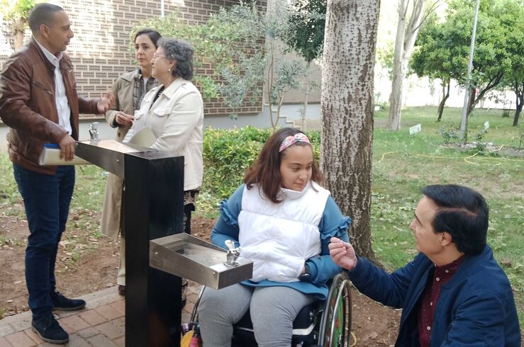 Instituto de Talavera la Real instala fuente accesible de doble vaso como acto pedagogico