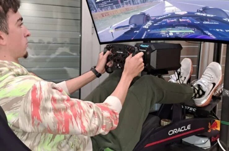 150 estudiantes UEx conocen aplicación de datos en deporte con un simulador de Fórmula 1