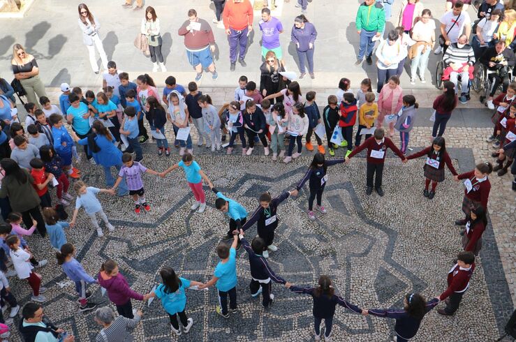 Alumnos centros educativos de Olivenza participan en acto para concienciar sobre Autismo