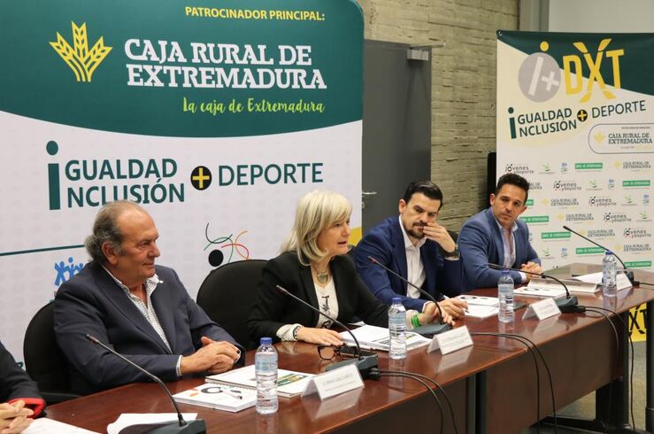 Junta y Caja Rural se alían para multiplicar el impacto del programa Igualdad + Deporte