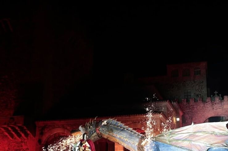 Más de 3.100 personas y 27 dragones participan en el desfile de San Jorge en Cáceres